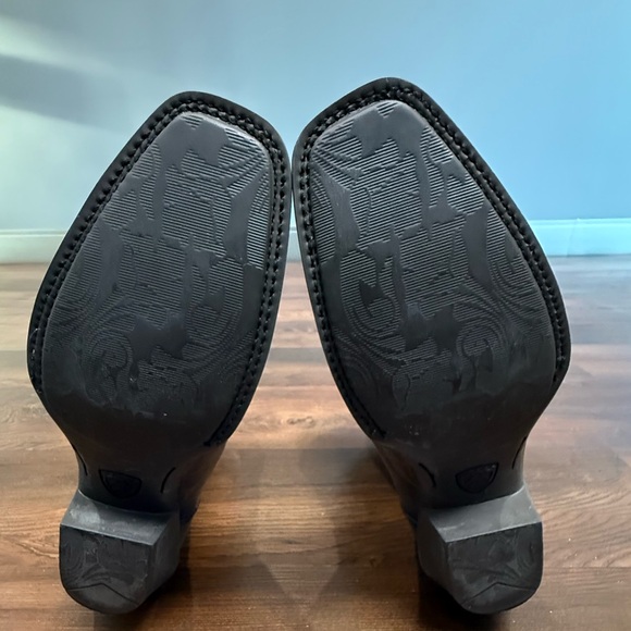 Ariat Leather cowboy Boot with embroidered accents. - Picture 2 of 6